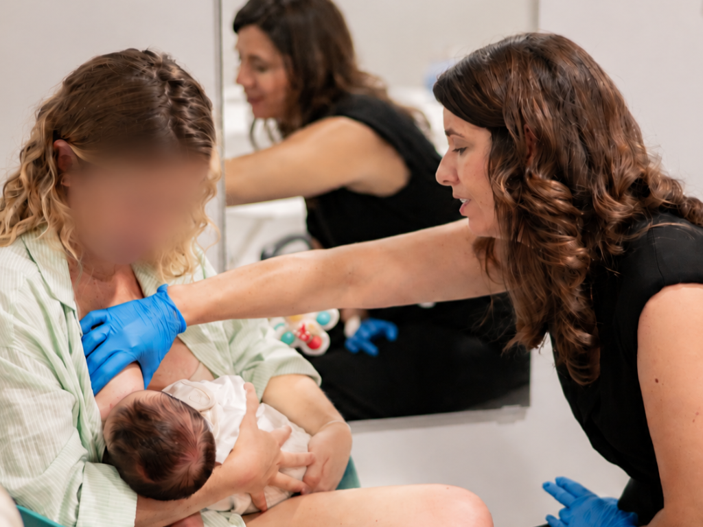 Sofia Inácio a apoiar uma mãe a amamentar durante a formação prática